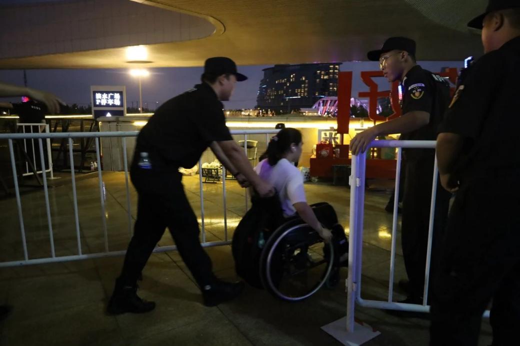 C:/Users/Administrator/Desktop/臺(tái)風(fēng)“貝碧嘉”來(lái)襲，南京保安積極應(yīng)對(duì)，“守”護(hù)萬(wàn)家團(tuán)圓！/13.jpg13