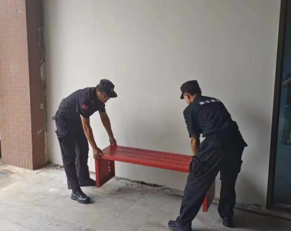 C:/Users/BA/Desktop/風(fēng)雨過(guò)后南京保安迅速行動(dòng)，恢復(fù)安“寧”面貌/6.jpg6