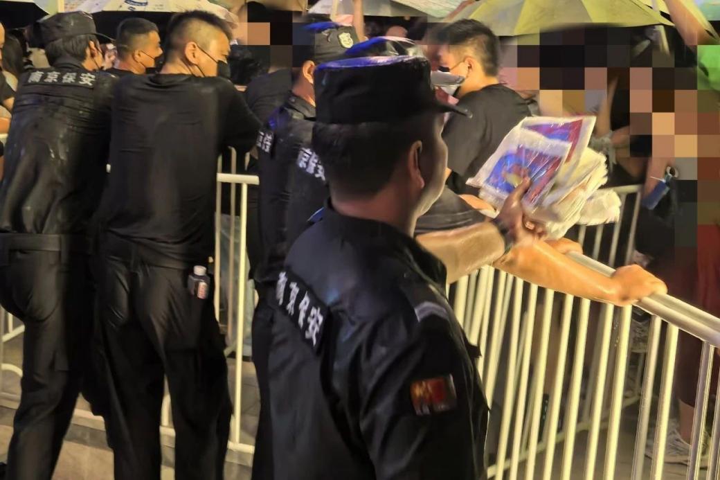 C:/Users/Administrator/Desktop/臺(tái)風(fēng)“貝碧嘉”來(lái)襲，南京保安積極應(yīng)對(duì)，“守”護(hù)萬(wàn)家團(tuán)圓！/11.jpg11