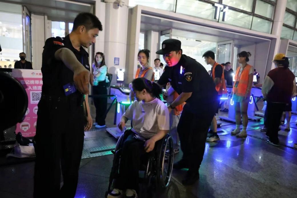 C:/Users/Administrator/Desktop/“安保鐵軍、硬核保障”2024系列報道四十二——南京市保安服務有限公司成功護航張碧晨「今兒個開心」十周年巡回演唱會南京站安保任務/5.jpg5