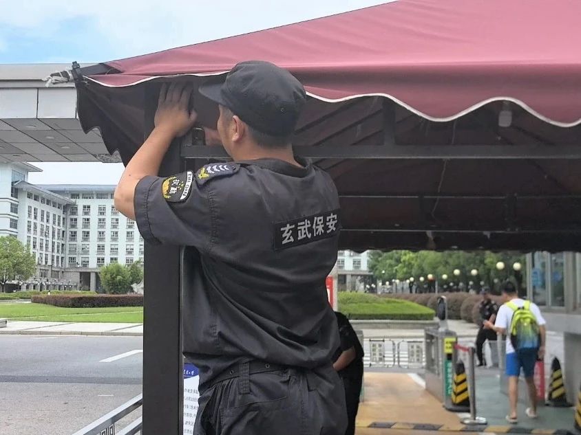 C:/Users/Administrator/Desktop/臺(tái)風(fēng)“貝碧嘉”來(lái)襲，南京保安積極應(yīng)對(duì)，“守”護(hù)萬(wàn)家團(tuán)圓！/6.jpg6