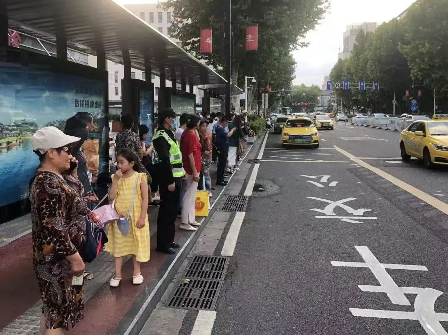 C:/Users/Administrator/Desktop/臺(tái)風(fēng)“貝碧嘉”來(lái)襲，南京保安積極應(yīng)對(duì)，“守”護(hù)萬(wàn)家團(tuán)圓！/2.jpg2