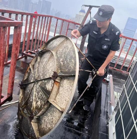 C:/Users/BA/Desktop/風(fēng)雨過(guò)后南京保安迅速行動(dòng)，恢復(fù)安“寧”面貌/11.jpg11