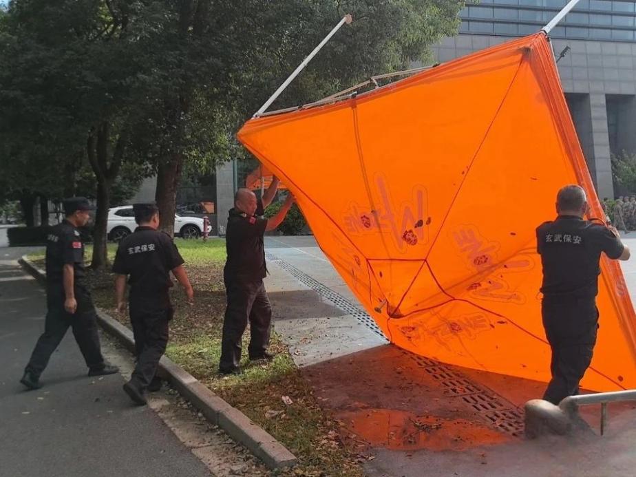 C:/Users/Administrator/Desktop/臺(tái)風(fēng)“貝碧嘉”來(lái)襲，南京保安積極應(yīng)對(duì)，“守”護(hù)萬(wàn)家團(tuán)圓！/3.jpg3