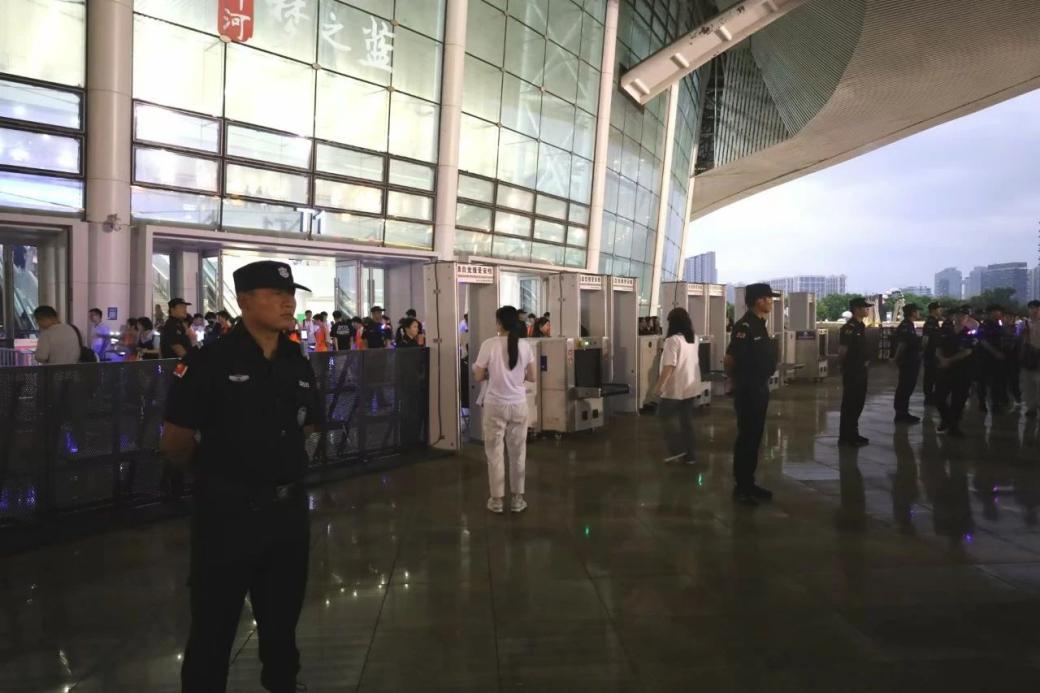 C:/Users/Administrator/Desktop/“安保鐵軍、硬核保障”2024系列報道四十二——南京市保安服務有限公司成功護航張碧晨「今兒個開心」十周年巡回演唱會南京站安保任務/3.jpg3