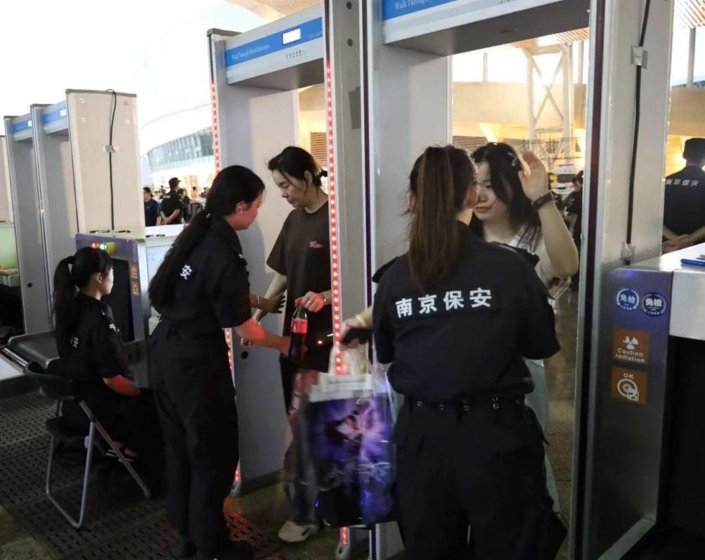 C:/Users/Administrator/Desktop/“安保鐵軍、硬核保障”2024系列報道四十二——南京市保安服務有限公司成功護航張碧晨「今兒個開心」十周年巡回演唱會南京站安保任務/2.jpg2