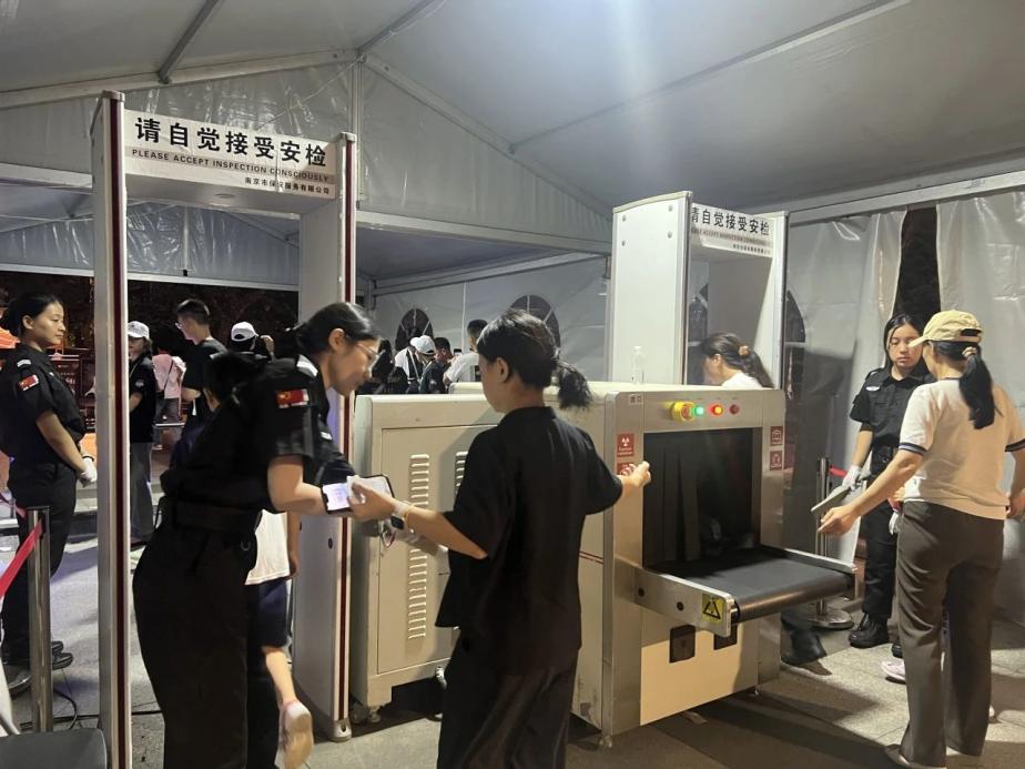 C:/Users/Administrator/Desktop/臺(tái)風(fēng)“貝碧嘉”來(lái)襲，南京保安積極應(yīng)對(duì)，“守”護(hù)萬(wàn)家團(tuán)圓！/9.jpg9