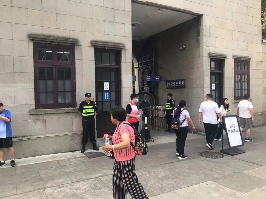 C:/Users/Administrator/Desktop/臺(tái)風(fēng)“貝碧嘉”來(lái)襲，南京保安積極應(yīng)對(duì)，“守”護(hù)萬(wàn)家團(tuán)圓！/8.jpg8