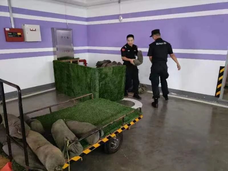 C:/Users/Administrator/Desktop/臺(tái)風(fēng)“貝碧嘉”來(lái)襲，南京保安積極應(yīng)對(duì)，“守”護(hù)萬(wàn)家團(tuán)圓！/5.jpg5