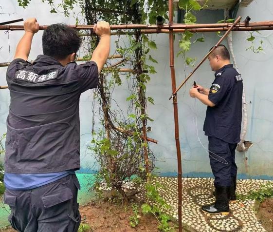 C:/Users/BA/Desktop/風(fēng)雨過(guò)后南京保安迅速行動(dòng)，恢復(fù)安“寧”面貌/9.jpg9