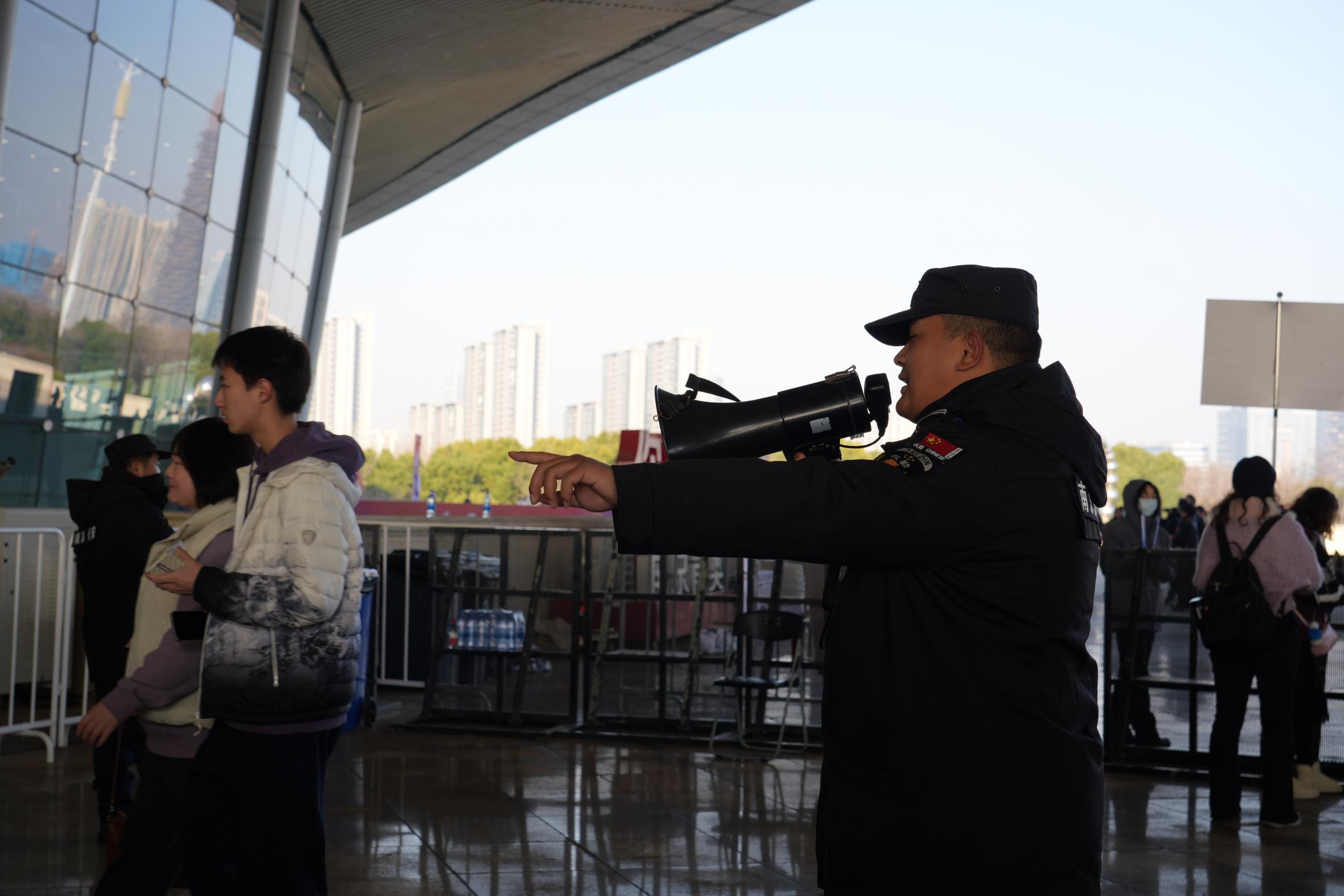 E:/25.12.10后 上傳網(wǎng)站留存/“安保鐵軍、硬核保障”2025系列報道四十一——乒超巔峰對決耀金陵 南京市保硬核護(hù)航筑平安/DSC06342.JPGDSC06342