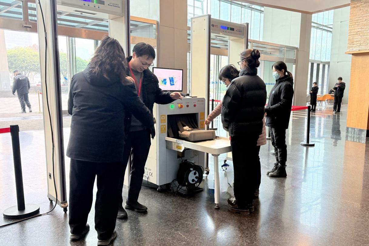 E:/25.12.10后 上傳網(wǎng)站留存/“安保鐵軍、硬核保障”2026系列報(bào)道一——科技引領(lǐng)未來，安全護(hù)航盛會/照片/5212ea35a8b77386cbea49d69a720cf7.jpg5212ea35a8b77386cbea49d69a720cf7